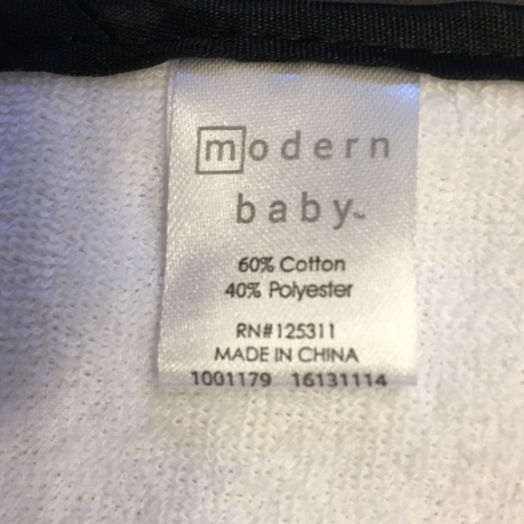 3/$20 💞NWOT 3 Pack Modern Baby Halloween Bibs - Picture 4 of 5